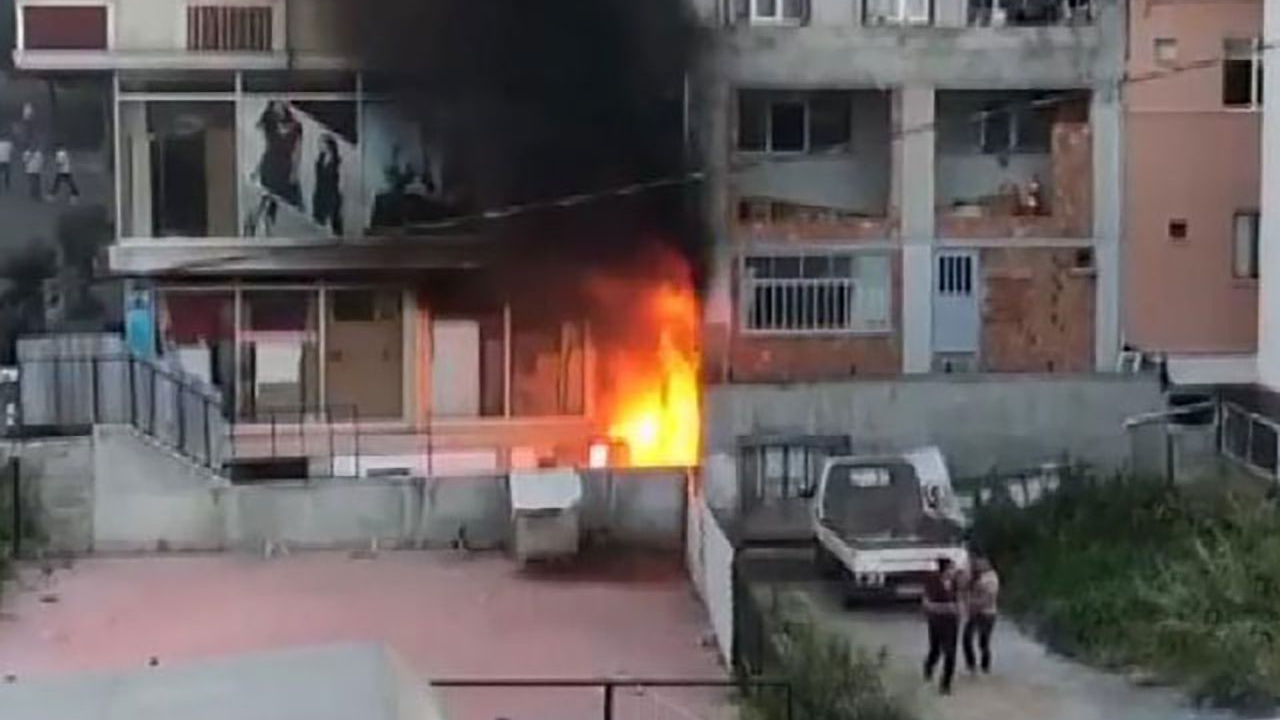 Arnavutköy'de mobilya imalathanesindeki yangın korkuttu
