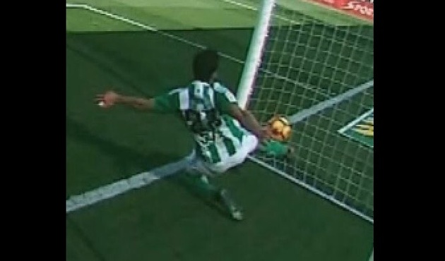 Barcelonalılar bu pozisyonda çıldırdı! Buna nasıl gol verilmez!