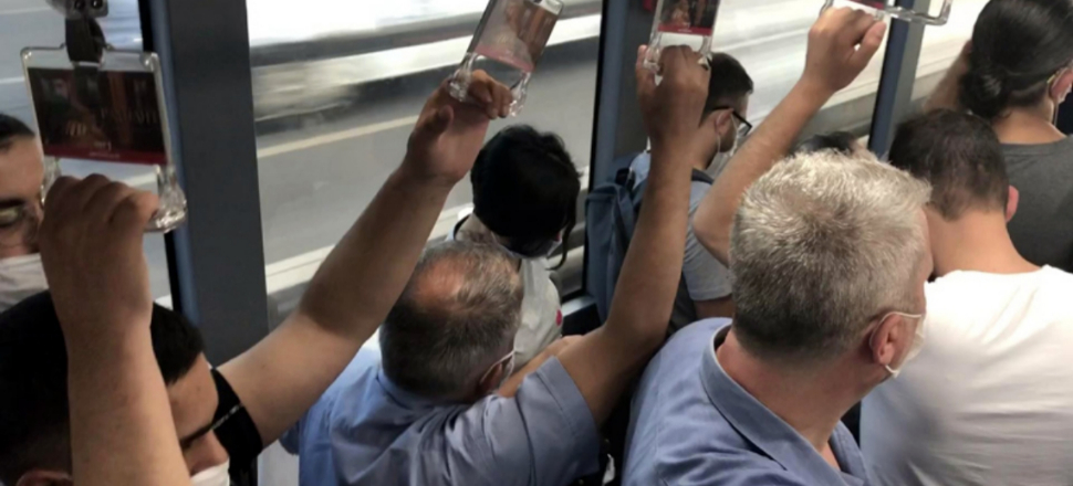 Metrobüsler tıklım tıklım