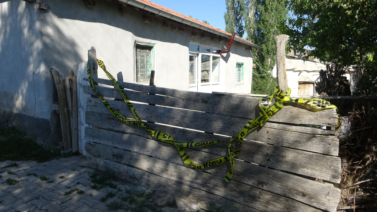 Vahşet evi! Bebeği yastıkla ölmeyince...