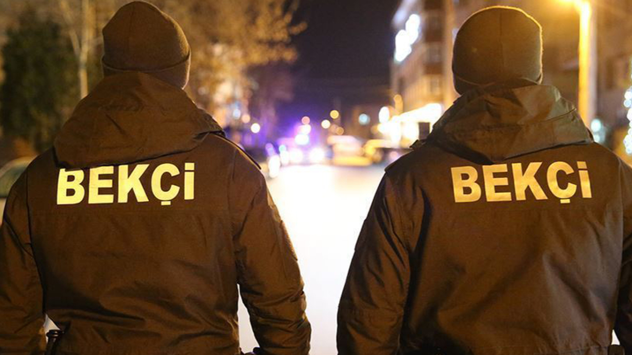 Drift yapan aracın kapısında asılı kalan bekçi yaralandı