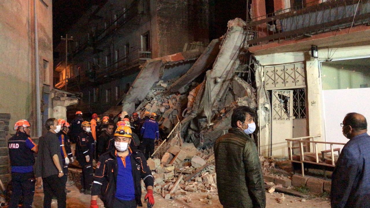 Erzurum'da 5 katlı bina çöktü