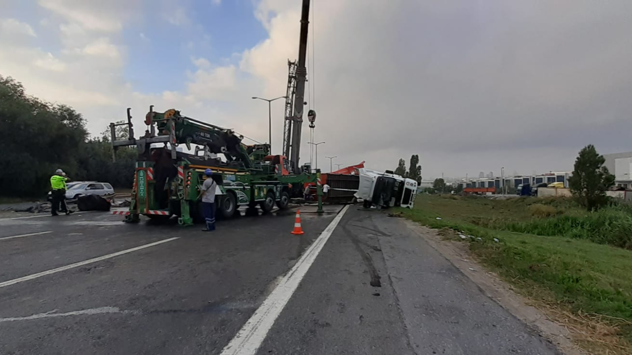 Hadımköy'de TIR devrildi TEM ulaşıma kapandı
