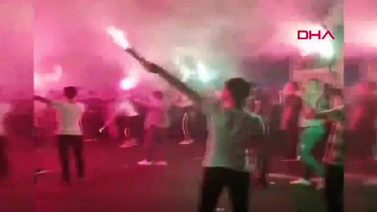 Atılan havai fişekler askeri kışlada yangın çıkarttı