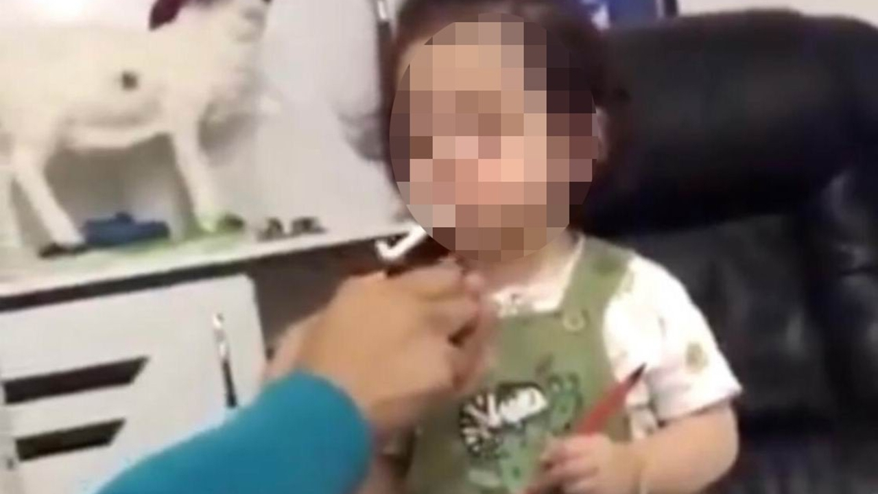 Küçük çocuğa sigara içirmeye çalıştı