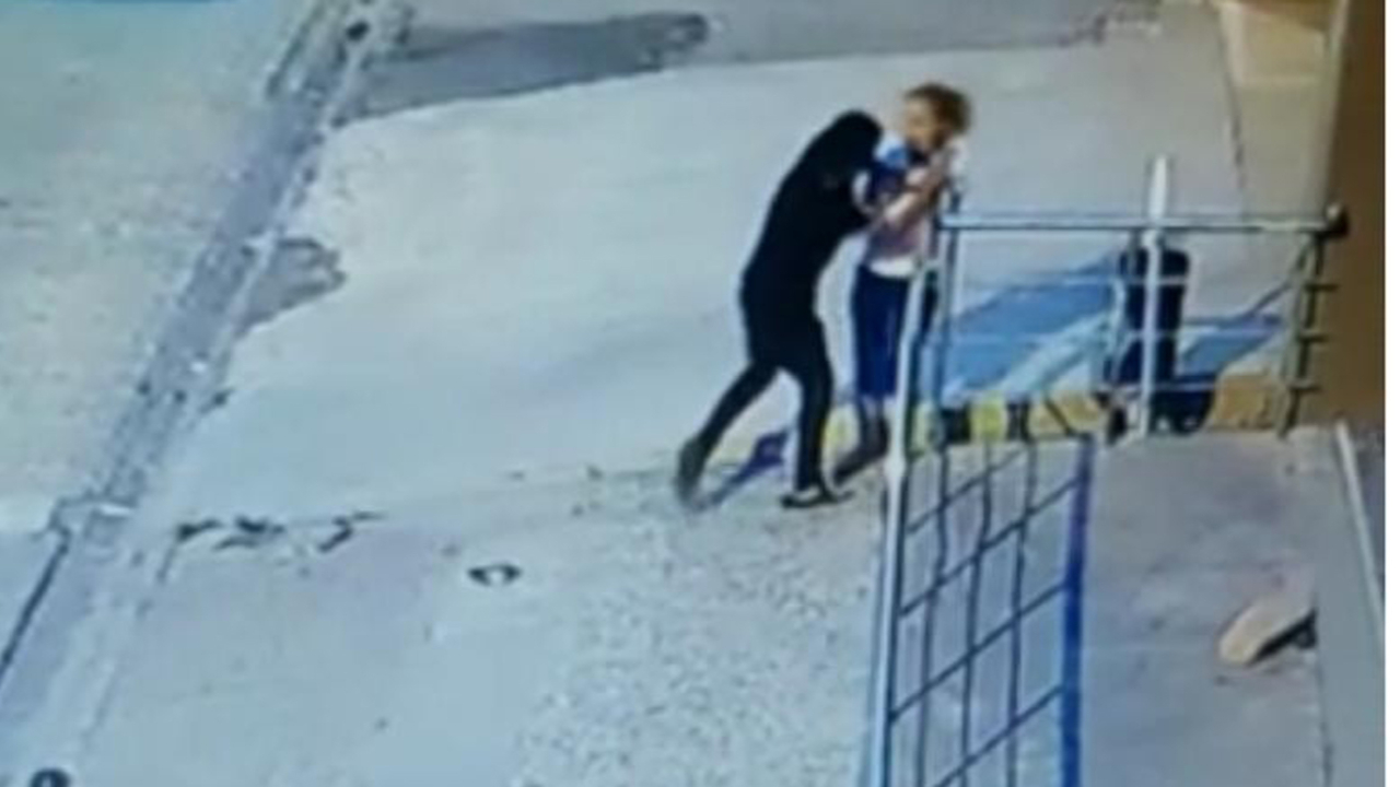 Genç kadına arkadan yaklaşıp elindeki telefonu alıp kaçtı