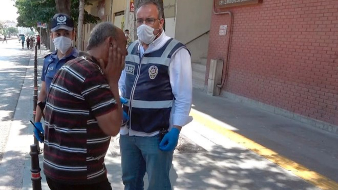 Maskesiz yakalanınca sinirlenip kendini tokatladı