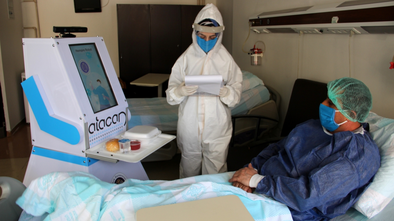 Korona hastalarının yeni bakıcısı: Robot hemşire