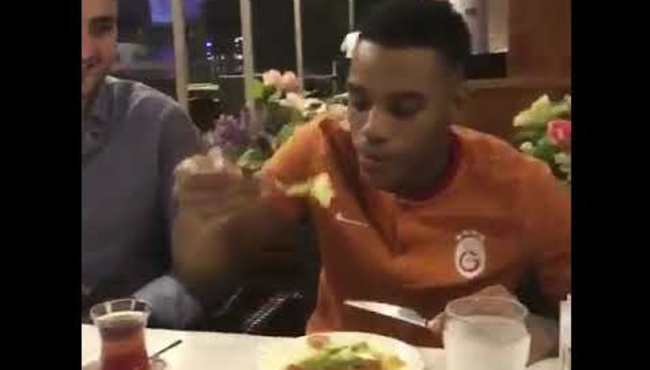 Garry Rodrigues, künefe yidi, 'Sen Olsan Bari' şarkısını söyledi...
