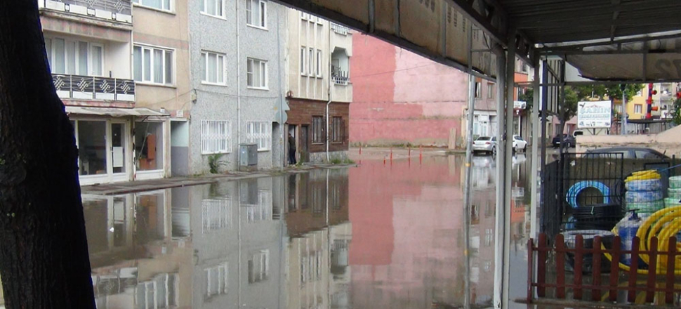 İnegöl'de sağanak yağış yolları göle çevirdi
