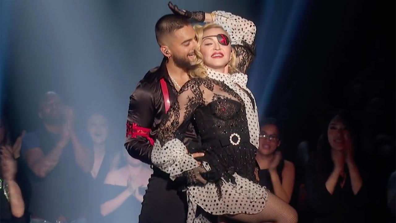 Madonna ayna karşısında soyundu