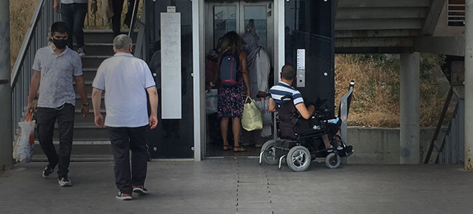 Metrobüs durağında engelliye asansör ayıbı