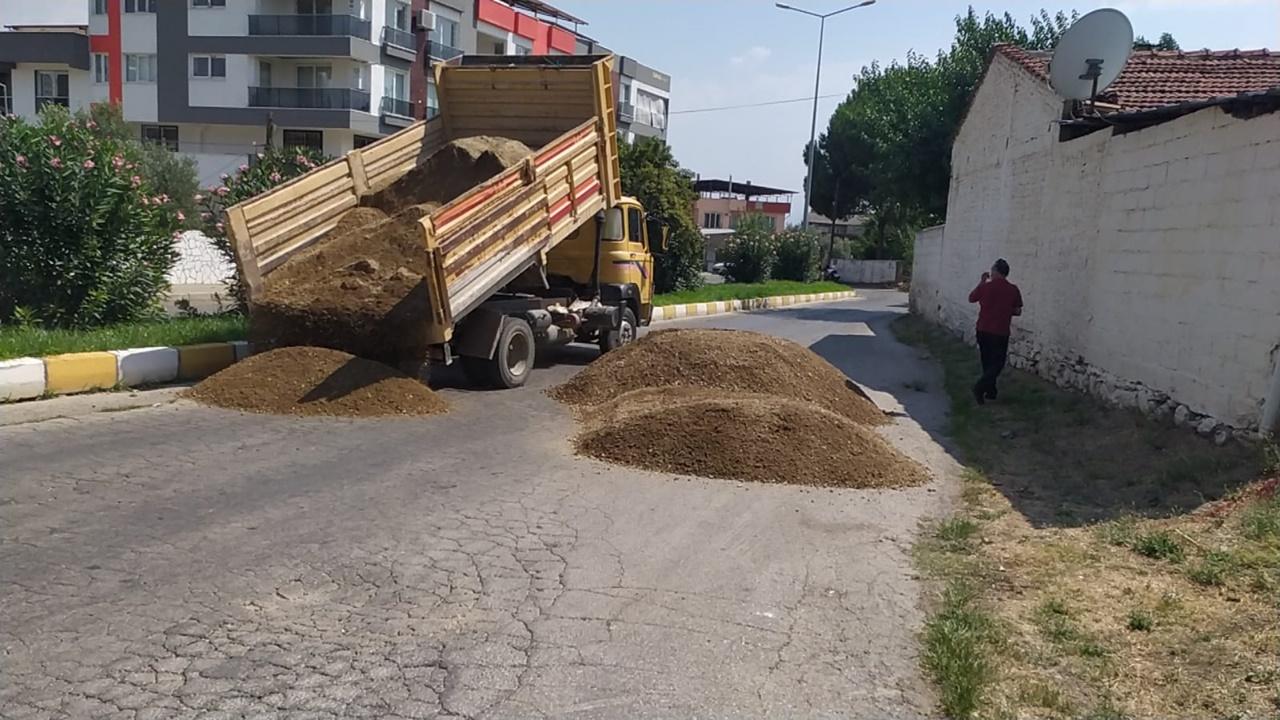 Yolu, kum dökerek trafiğe kapattı