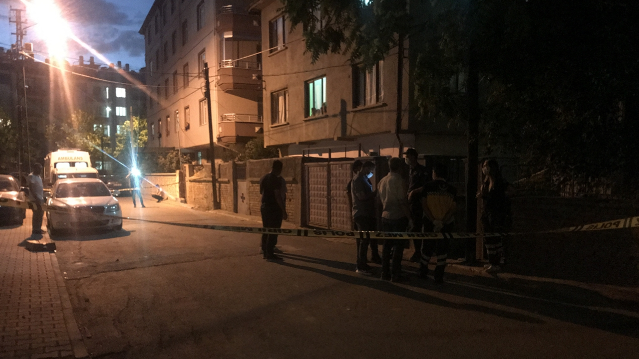 Birlikte yaşadığı kadını öldürüp intihar etti