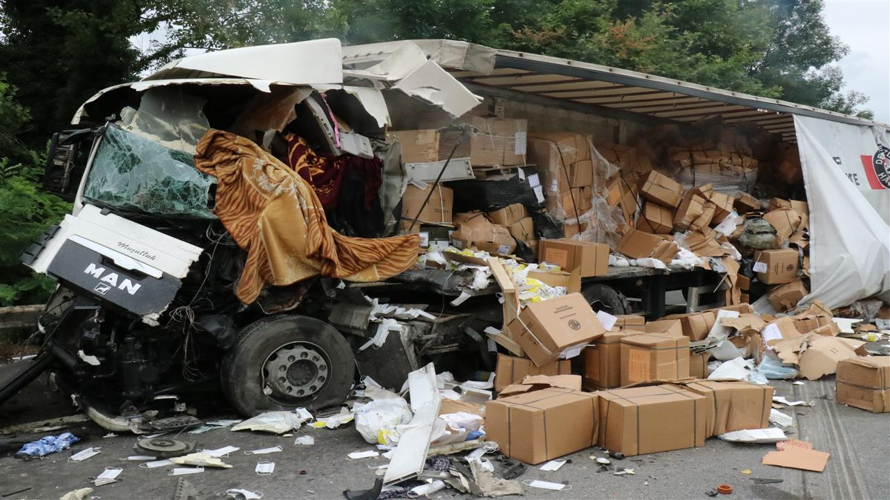 Maske yüklü tır parçalandı: 1 ölü