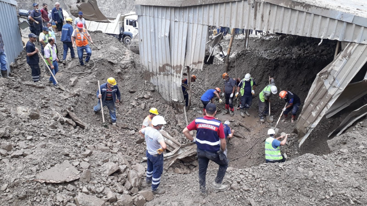 Artvin'de 3 kişinin cesedi toprak altından çıkarıldı