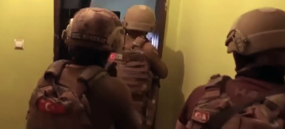 Yaşlıları hedef alan çete üyeleri yataklarından toplandı!