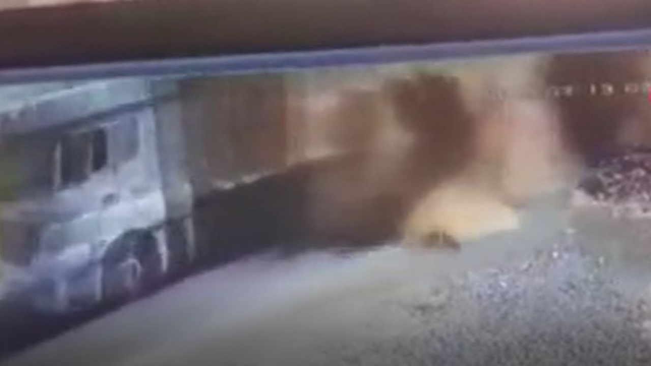 Beyaz kamyon Azrail gibi yolda yakaladı