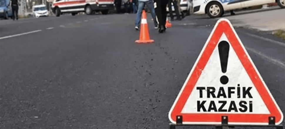 Afyonkarahisar'da yolcu minibüsü ile otomobil çarpıştı: 17 yaralı