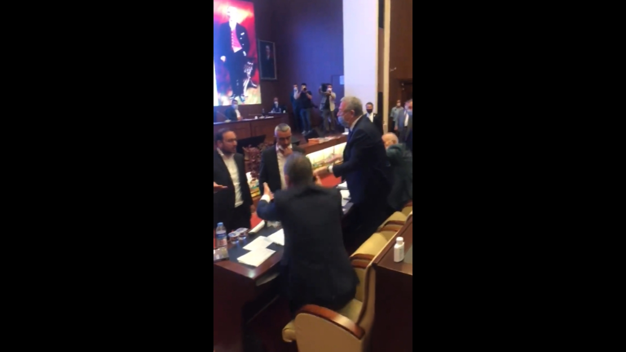 Belediye meclisinde AK Parti'lilere saldırı