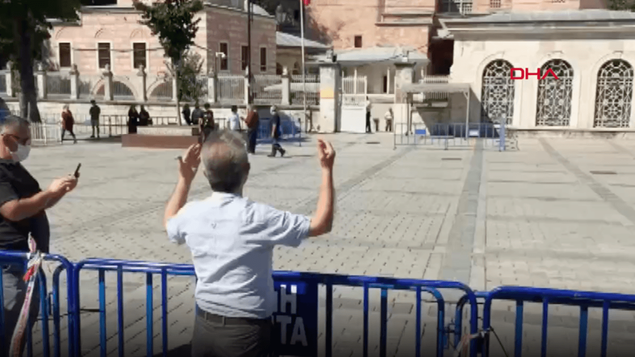 Ayasofya önünde eller duaya kalktı