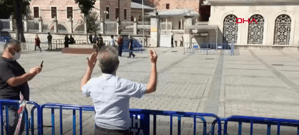 Ayasofya önünde eller duaya kalktı