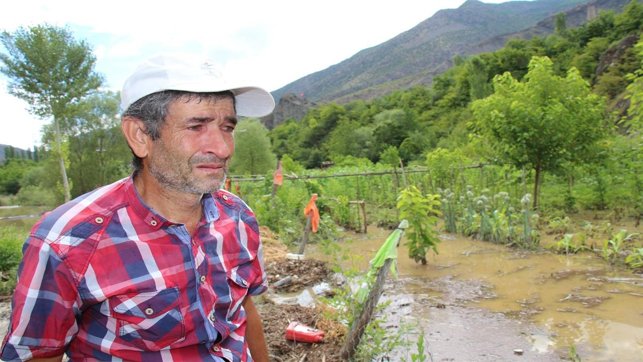 Arazisi sular altında kalan çiftçi gözyaşlarını tutamadı