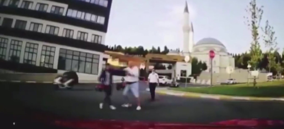 Kuryeye tekme tokat saldırdı! Kaskı yiyince yere serildi