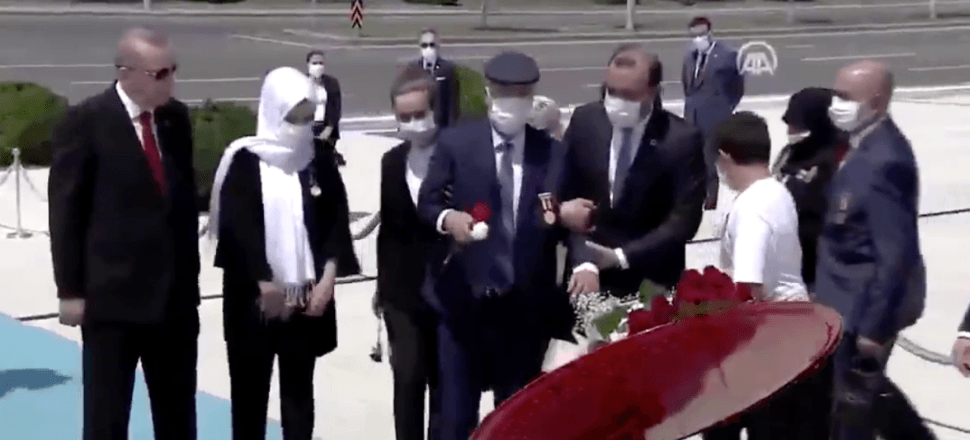 Cumhurbaşkanı Erdoğan Turgut Aslan ile birlikte Külliye'deki anıta çiçek koydu