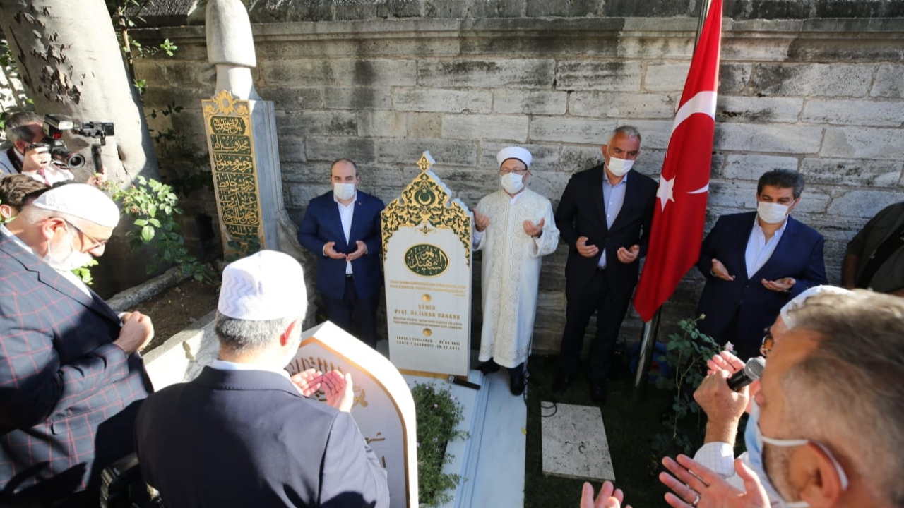Prof. Dr. İlhan Varank kabri başında anıldı