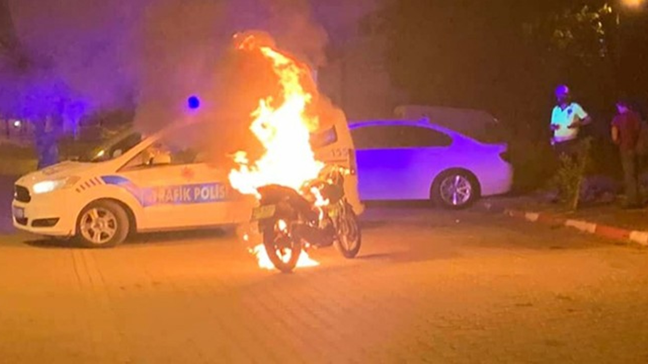 Öfkeli sürücü motosikletini ateşe verdi