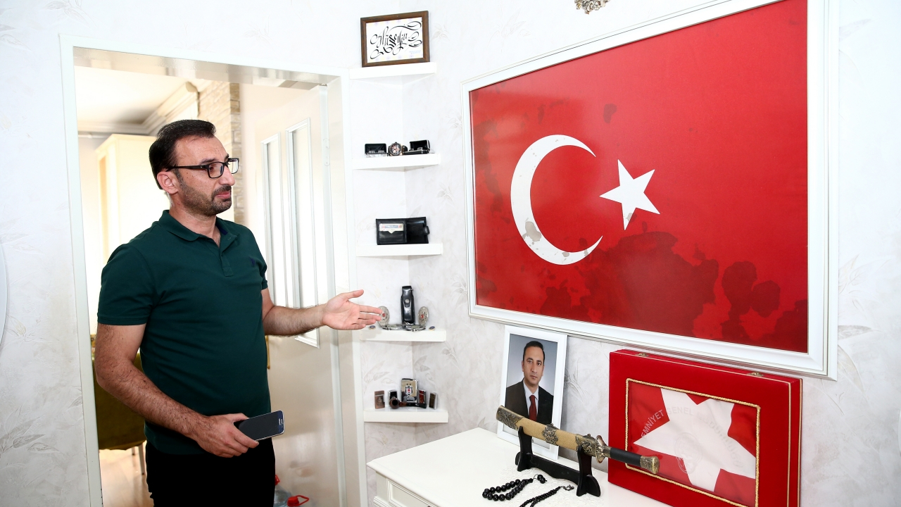 Şehit kanı olan bayrak baş köşede