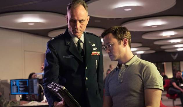 Nihal Bengisu Karaca, Oliver Stone'un 'Snowden' filmini yazdı