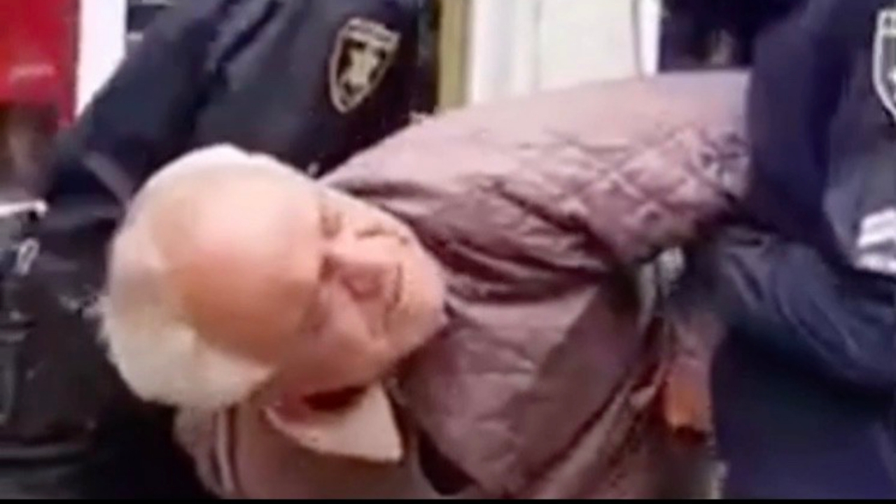Maske takmayan yaşlı adama polis şiddeti