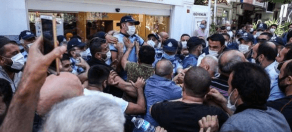 Pazarcılar, CHP'li Bakırköy Belediyesi'ni bastı!