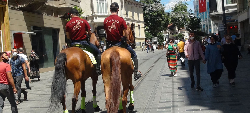 Atlı polisler İstiklal Caddesi'nde devriye gezdi