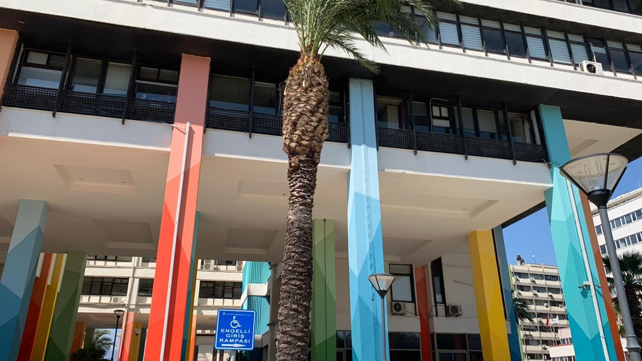 Soyer, belediye binasını LGBT renklerine boyattı
