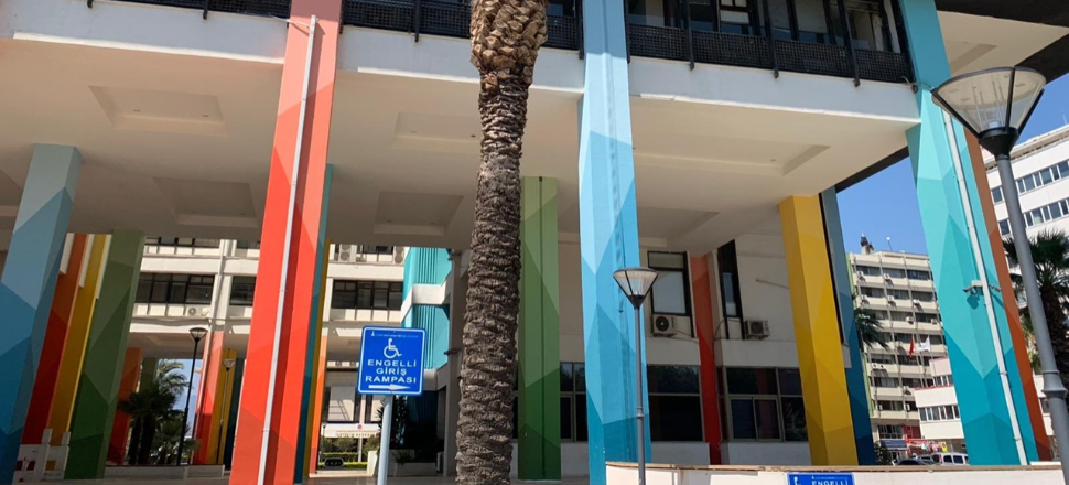 Soyer, belediye binasını LGBT renklerine boyattı