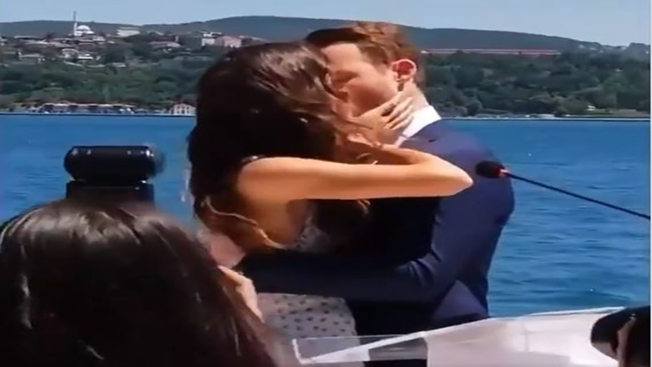 Hande Erçel Kerem Bürsin öpüşme sahnesi izle! Sen Çal Kapımı çekiminden olay görüntüler!