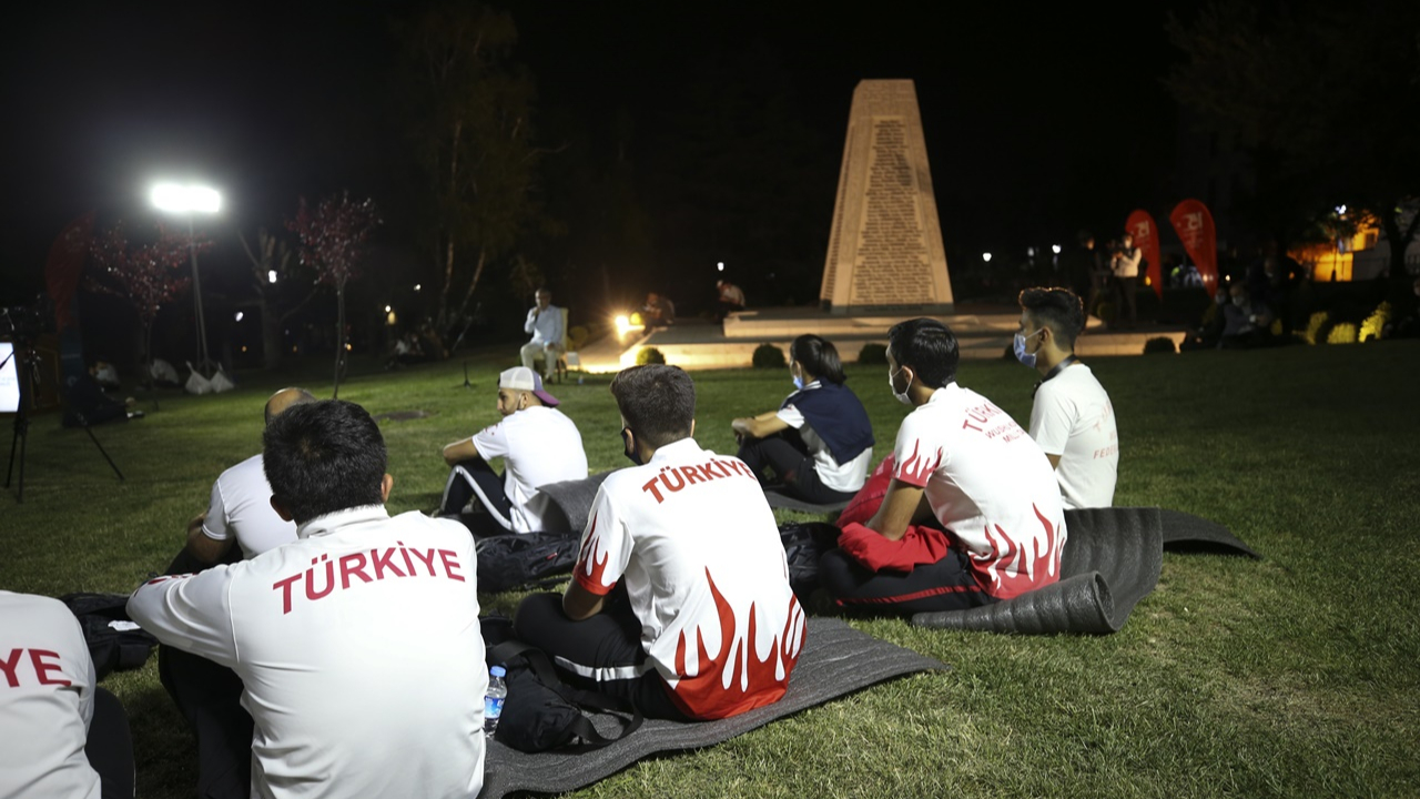 Sporculardan mecliste demokrasi nöbeti