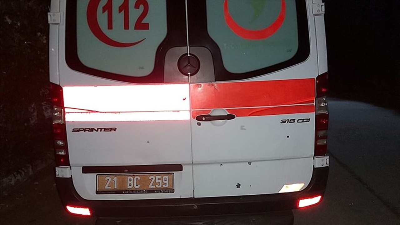 Doğum ihbarına giden ambulansa kurşun yağdırdı