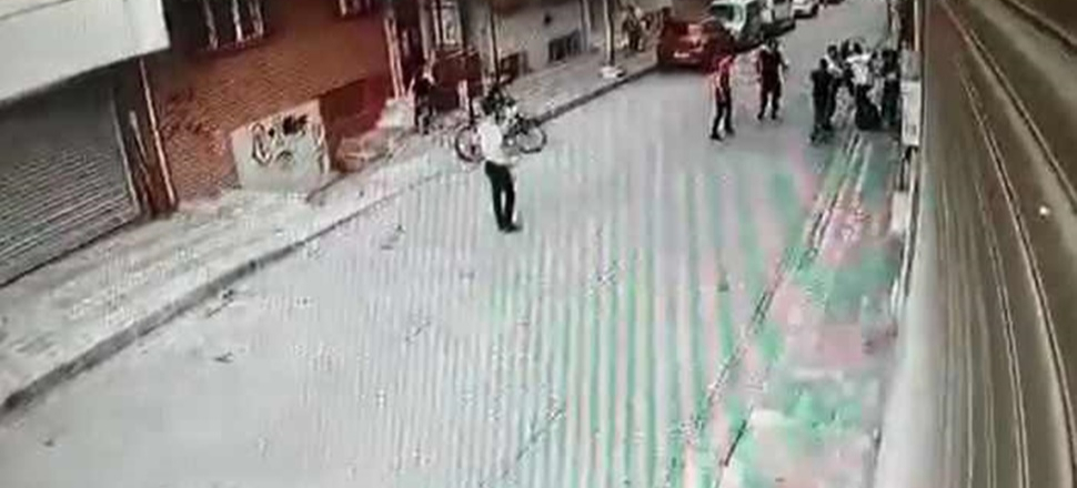 Anne, oğluna saldıran 9 kişiyi ateş ederek kovaladı