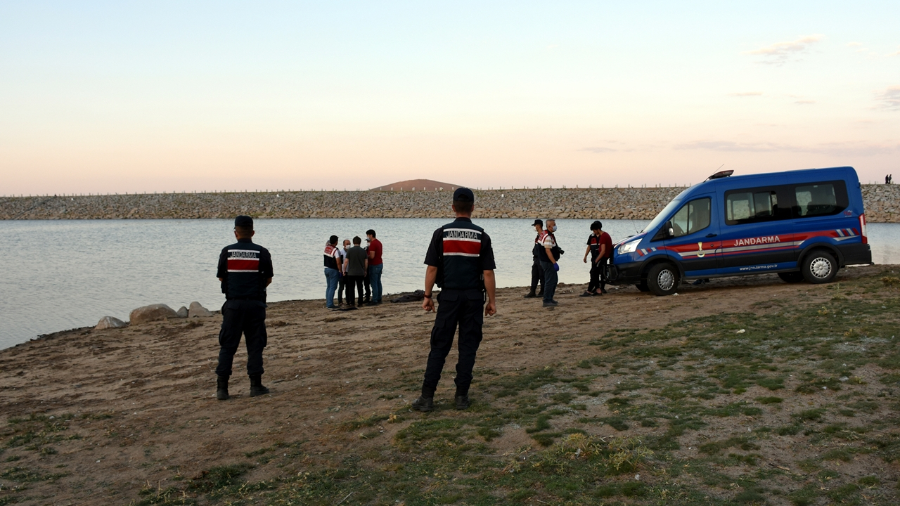 Eşinin gözleri önünde boğularak can verdi