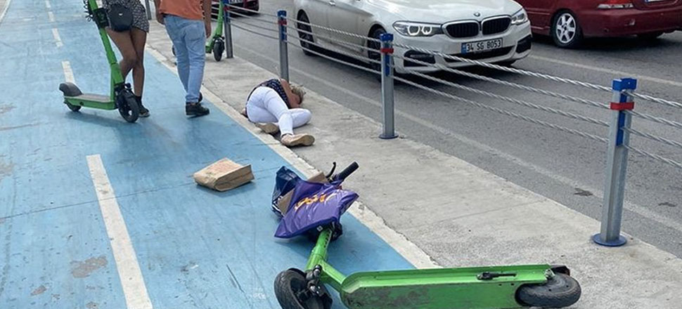 Elektrikli scooter kullanan iki kadın çarpıştı!