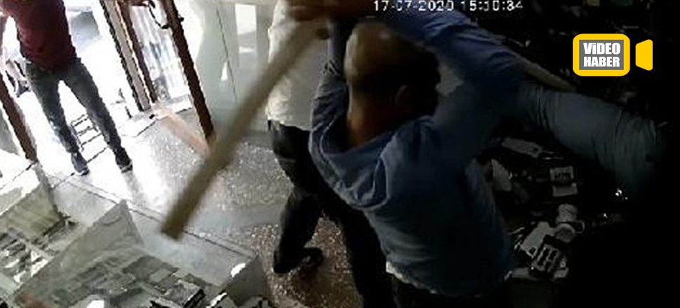 İş yeri sahibinin sopalarla dövülme anı kamerada