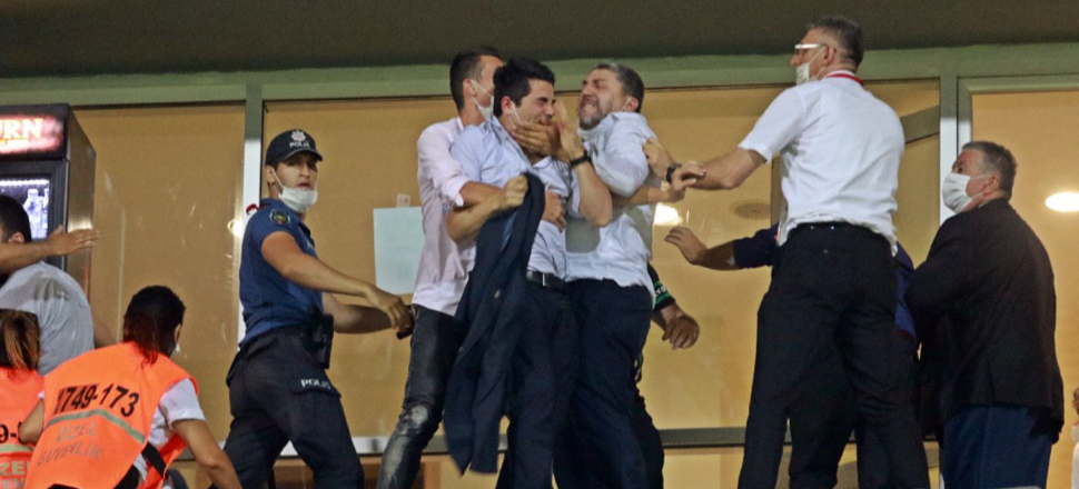 Play-Off maçından sonra ortalık karıştı! Koltuklar yumruklar hava uçuştu