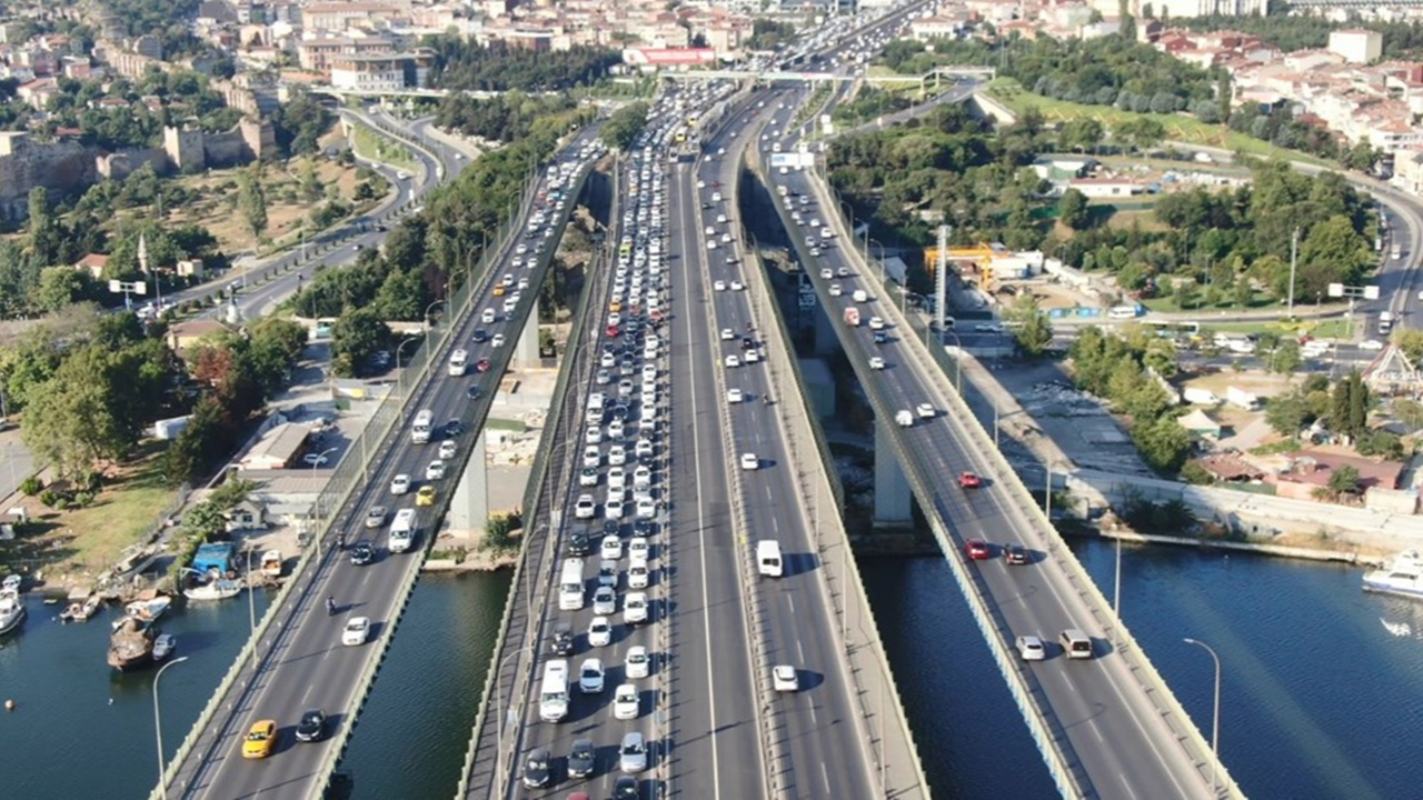 Bakıma giren Haliç'te araçlar durma noktasında