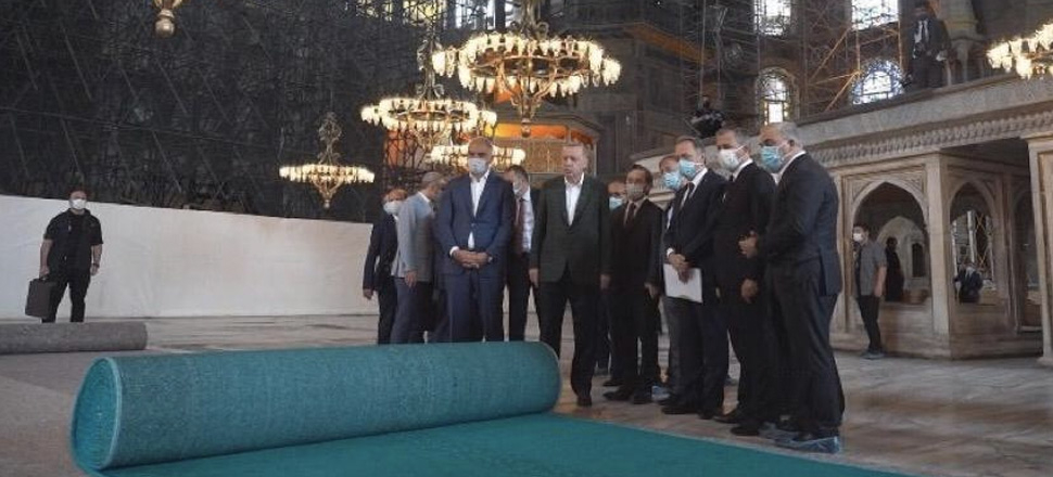 Ayasofya Cami’ne ördek başı yeşili halılar döşenmeye başlandı