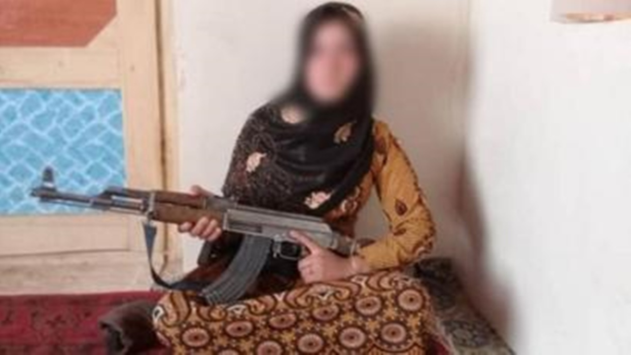 Afgan kız çocuğu, ailesini vuran Taliban militanlarını öldürdü