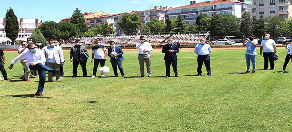 Bakan Kasapoğlu penaltı attı! ‘Kösele ayakkabıyla panenka deneyemezdim’ dedi